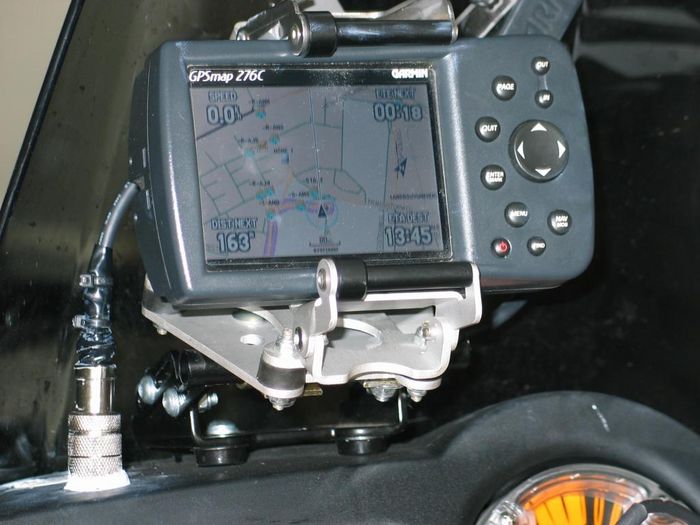 DIN-pluggen met schroefkoppeling, tegen het lostrillen. GPS gemonteerd op een (afsluitbare) TouraTech-houder met gewone rubbers.