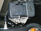 DIN-pluggen met schroefkoppeling, tegen het lostrillen. GPS gemonteerd op een (afsluitbare) TouraTech-houder met gewone rubbers.