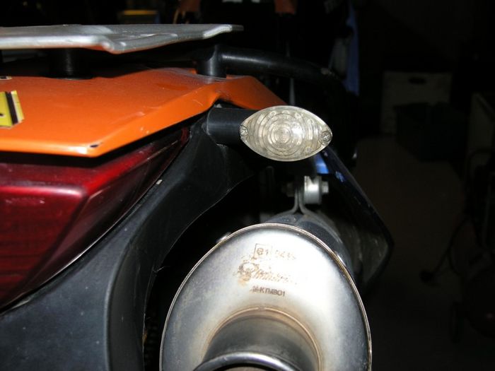 mini LED knipperlichtjes, Polo-motorrad. Zijn zo klein dat ze bij een val eigenlijk niet op de grond komen, en dus ook niet stuk gaan.