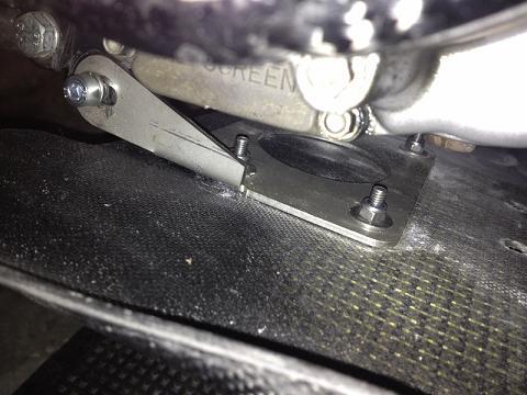 verbinding skidplate carbon kl.JPG
